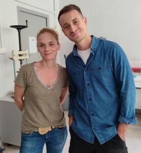 Céline Pelosi et Hugo Clément dans les laboratoires EMMAH