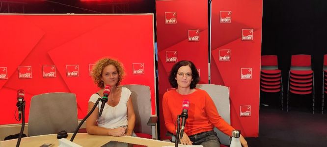 Céline Pelosi et Camille Crosnier assises devant leurs micros dans un studio de France Inter