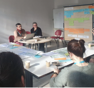 Simon Charrière et Fabrice Flamain de l'umr Emmah devant les élèves d'une classe