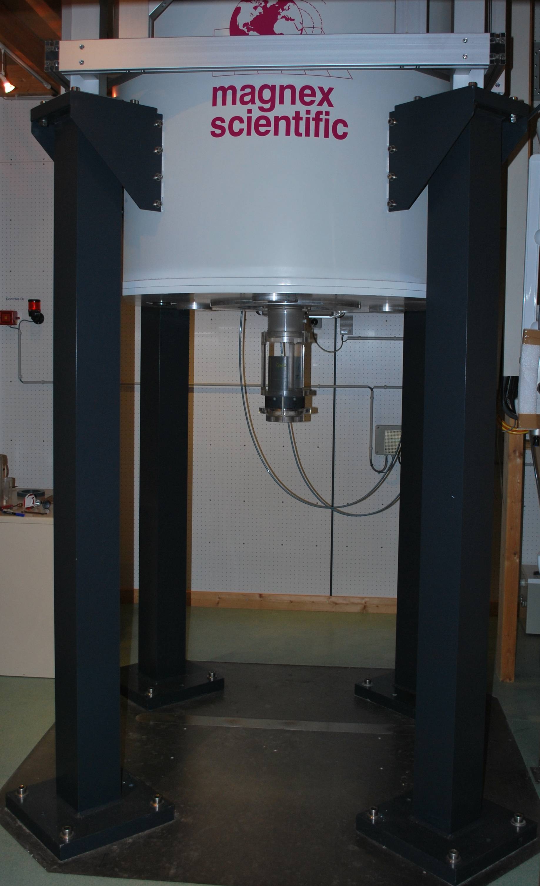 Imageur IRM de l'IFSTTAR. Le cylindre gris sous l'aimant permanent contient une carrotte de sol non perturbé, son diamètre (12.5 cm) donne l'échelle.