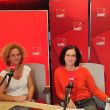 Céline Pelosi et Camille Crosnier assises devant leurs micros dans un studio de France Inter